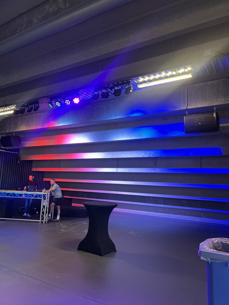 Wát een top ontvangst bij Cambuur! Inclusief rood-wit-blauwe lampen en DJ. 

#camWIL