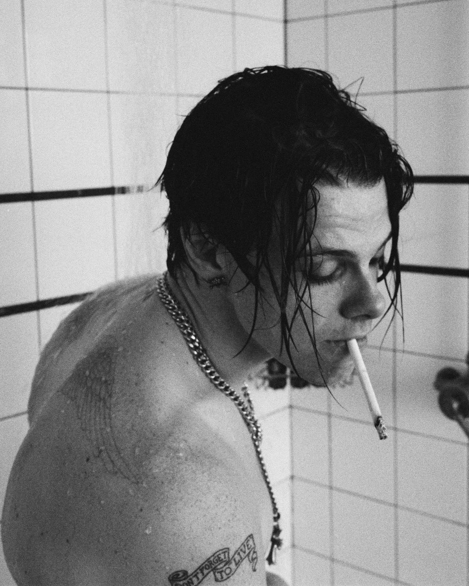 Back in the rotten apple 🍎 see you tomorrow night. 8pm CBS. Tune in and make it fuckin loud for Oz. 🦇🦇🦇