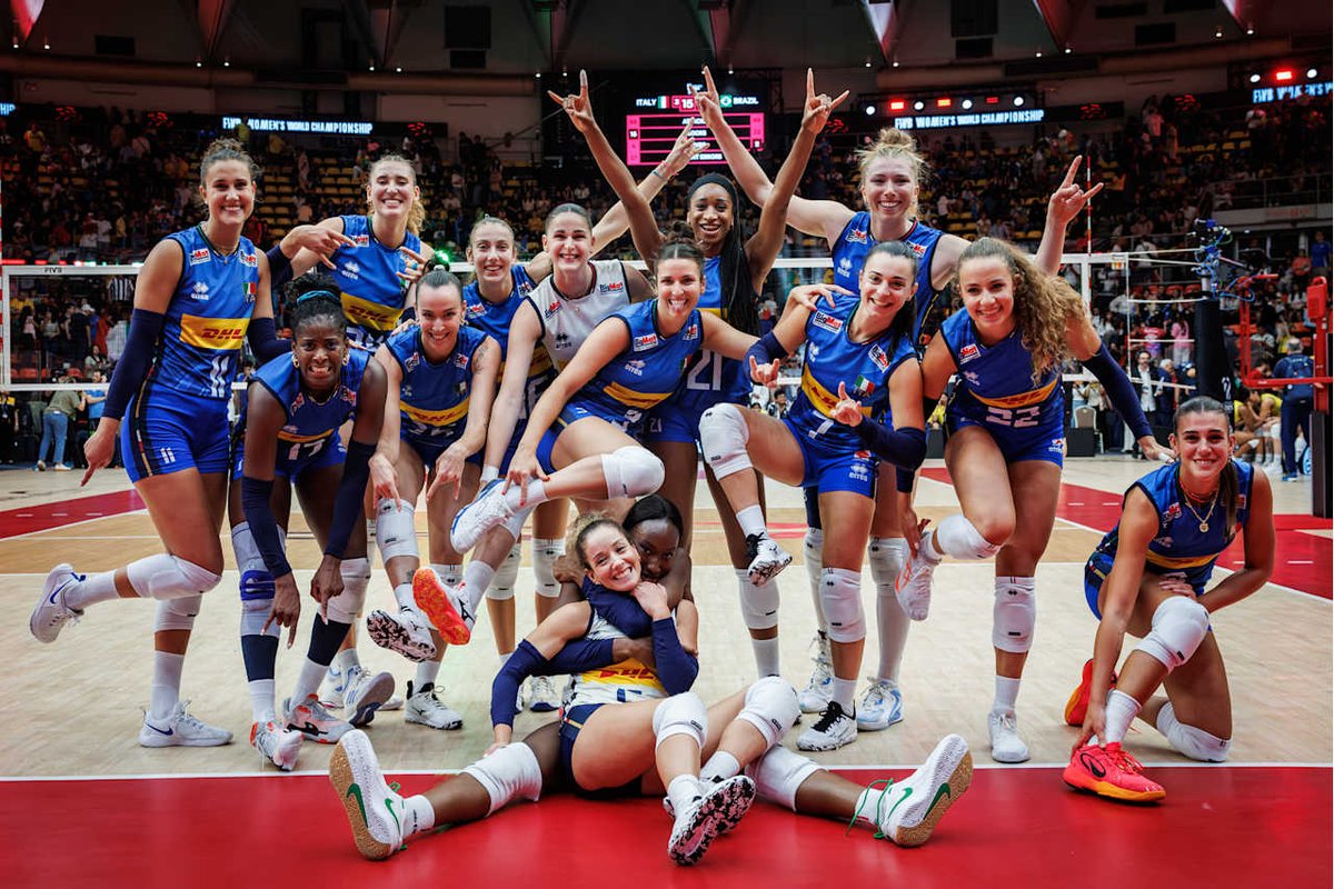 danigrassini11's tweet photo. Due volte sotto, due set concessi alle avversarie come non accadeva  nella prima fase della VNL, ma la Nazionale di Velasco non molla! Rimonta e conquista la FINALE Mondiale dopo 7 anni. Prosegue la striscia di vittoria consecutive (35) in gare ufficiali #Thailand2025 🔥🇮🇹 https://t.co/GNsXGynEUZ