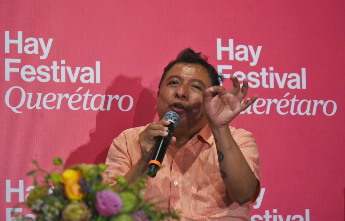 PeriodistasU's tweet photo. Mardonio Carballo y Jemima Peláez conversan con Héctor Guerrero sobre "Cuidadores de la lengua" en el Museo de la Ciudad de Querétaro durante el Hay Festival 2025. #HayFestival2025 #HayQueretaro25 @hayfestival_esp @mardoniocarbalo @JemimaPelaez @mexhector Foto: @alexmelon https://t.co/hWdudnEaQ3