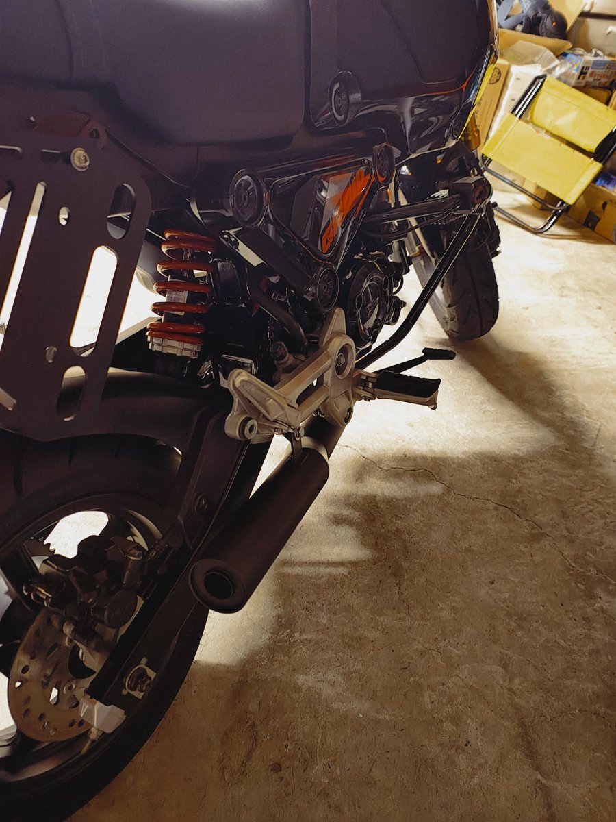 1ヶ月程チャリンコで走り倒したけれど、私のハイブリッド車の3倍燃費良くてワロタwww
純正マフラーは眠くなるから、モンキーの汎用マフラーぶち込みました😂