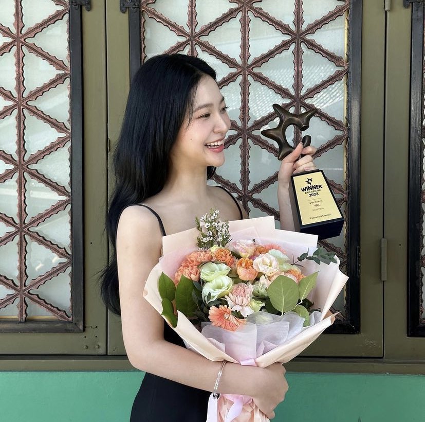 2 years ago today when yeri bagged a daesang, her first ever acting award 🥹