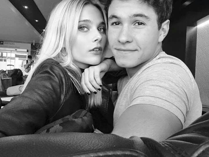 NatMB19's tweet photo. En otra vida, se casaron y tuvieron hijos.
Y vivieron felices para siempre 💫.
#Michaentina #Simbar https://t.co/IRaKbGsmJ8
