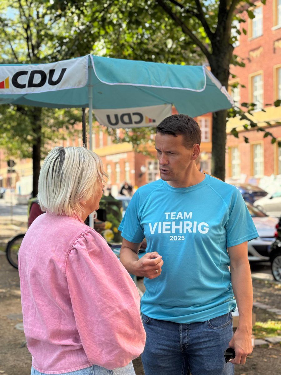 Heute verstärkt #Bürgergespräche zur #OBWahlPotsdam. Vielfältige Themen: 🏡👮‍♂️🏗️🚃🚒⚽️💶. Die Gespräche machen eines sehr deutlich: die Potsdamerinnen und Potsdamer wollen ein #PotsdamerOriginal. Danke an alle Unterstützer im #TeamVIEHRIG #Neuanfang