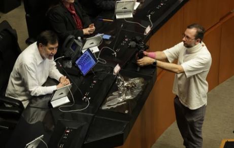 Muchos preguntan por qué importa señalar que Noroña es homosexual, si su preferencia sexual es asunto personal, pero es de relevancia pública, cuando tiene a su novio con beneficios pagados por el Senado, como aviador del gobierno. Por eso importa destacar que #NoroñaEsHomosexual