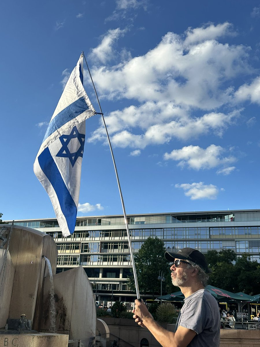 StefanAdamski1's tweet photo. Kundgebung am Breitscheidplatz in #Berlin zur Freundschaft mit #Israel und gegen jeden #Antisemitismus. #BringThemHomeNow #b0609 https://t.co/w2MDeYINK4