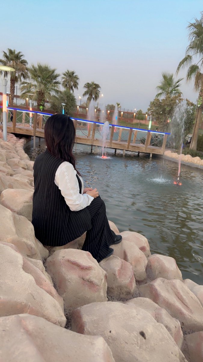 باوەڕ بە پێکەنینی مرۆڤەکان مەکە دەریا جوانە بەڵام شەپۆلەکانی ترسناکە..💛