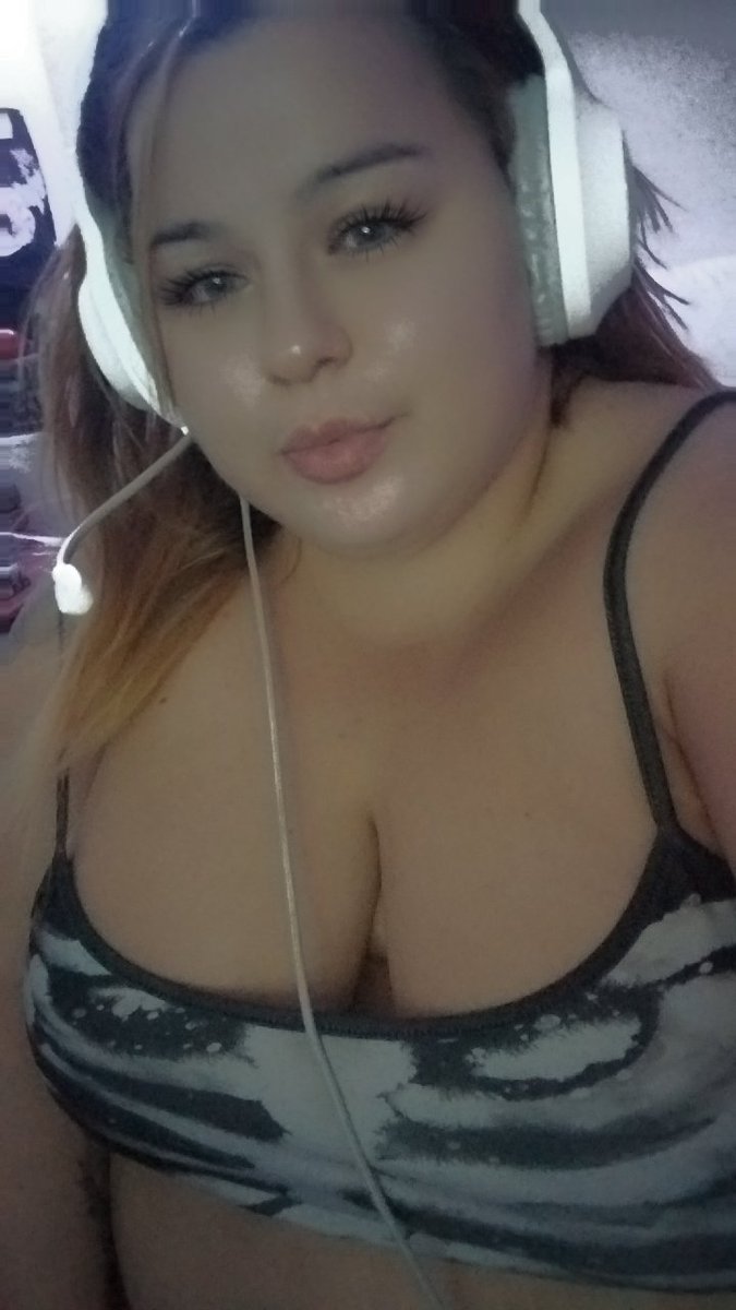 KannablissQueen's tweet photo. Being a gamer girly c: https://t.co/GMY44CVV3b