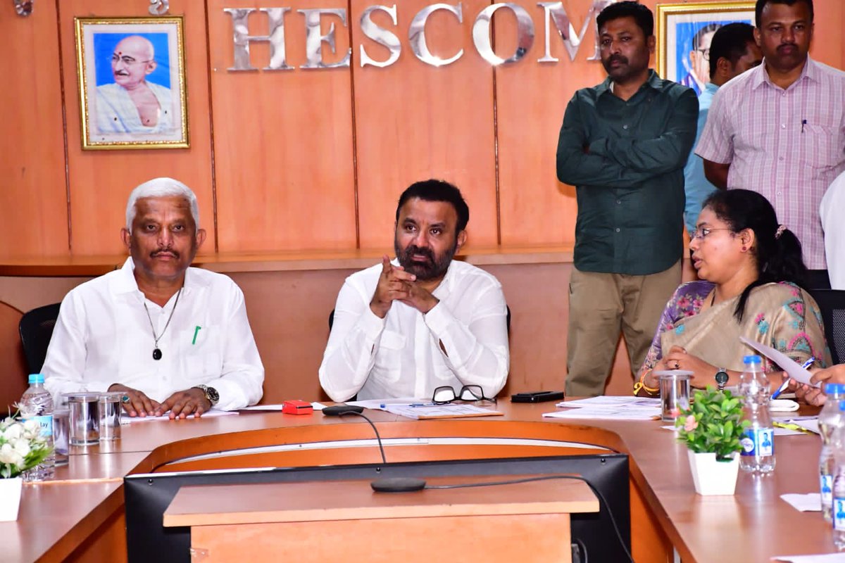 SantoshSLadINC's tweet image. ಹುಬ್ಬಳ್ಳಿಯ ಹೆಸ್ಕಾಂ ಕಚೇರಿಯ ಸಭಾಂಗಣದಲ್ಲಿ ನಡೆದ ಪ್ರಗತಿ ಪರಿಶೀಲನಾ ಸಭೆಯಲ್ಲಿ ಭಾಗವಹಿಸಿ ಮಾತನಾಡಿದೆ. 

ಸಭೆಯಲ್ಲಿ‌ ಹೆಸ್ಕಾಂ ಅಧ್ಯಕ್ಷರಾದ ಅಜ್ಜಂಪೀರ್‌ ಖಾದ್ರಿ, ಹೆಸ್ಕಾಂ ಅಧಿಕಾರಿಗಳು ಉಪಸ್ಥಿತರಿದ್ದರು.

#Hubballi #HESCOM