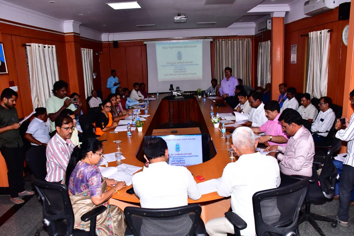 SantoshSLadINC's tweet image. ಹುಬ್ಬಳ್ಳಿಯ ಹೆಸ್ಕಾಂ ಕಚೇರಿಯ ಸಭಾಂಗಣದಲ್ಲಿ ನಡೆದ ಪ್ರಗತಿ ಪರಿಶೀಲನಾ ಸಭೆಯಲ್ಲಿ ಭಾಗವಹಿಸಿ ಮಾತನಾಡಿದೆ. 

ಸಭೆಯಲ್ಲಿ‌ ಹೆಸ್ಕಾಂ ಅಧ್ಯಕ್ಷರಾದ ಅಜ್ಜಂಪೀರ್‌ ಖಾದ್ರಿ, ಹೆಸ್ಕಾಂ ಅಧಿಕಾರಿಗಳು ಉಪಸ್ಥಿತರಿದ್ದರು.

#Hubballi #HESCOM