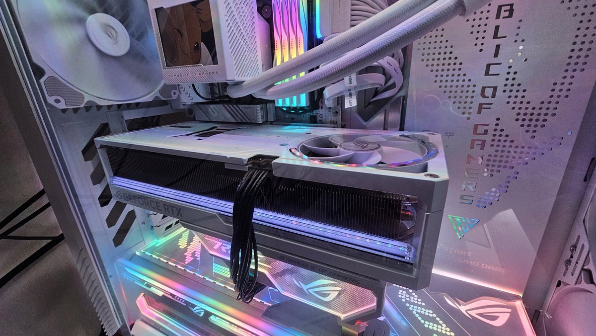 Slowberon's tweet image. Feeling a bit Gucci now with my Astral RTX 5080 and my Super Bowl like Ring from ROG 😎 🤍 💎