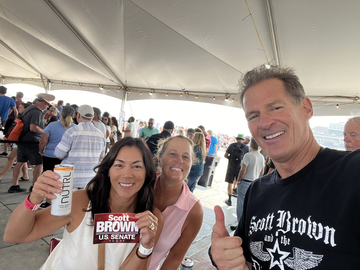 SenScottBrown's tweet photo. Hampton Beach Seafood Fest 🍻 on a perfect fall day. 🔥#scottbrown https://t.co/VgfwGic64z