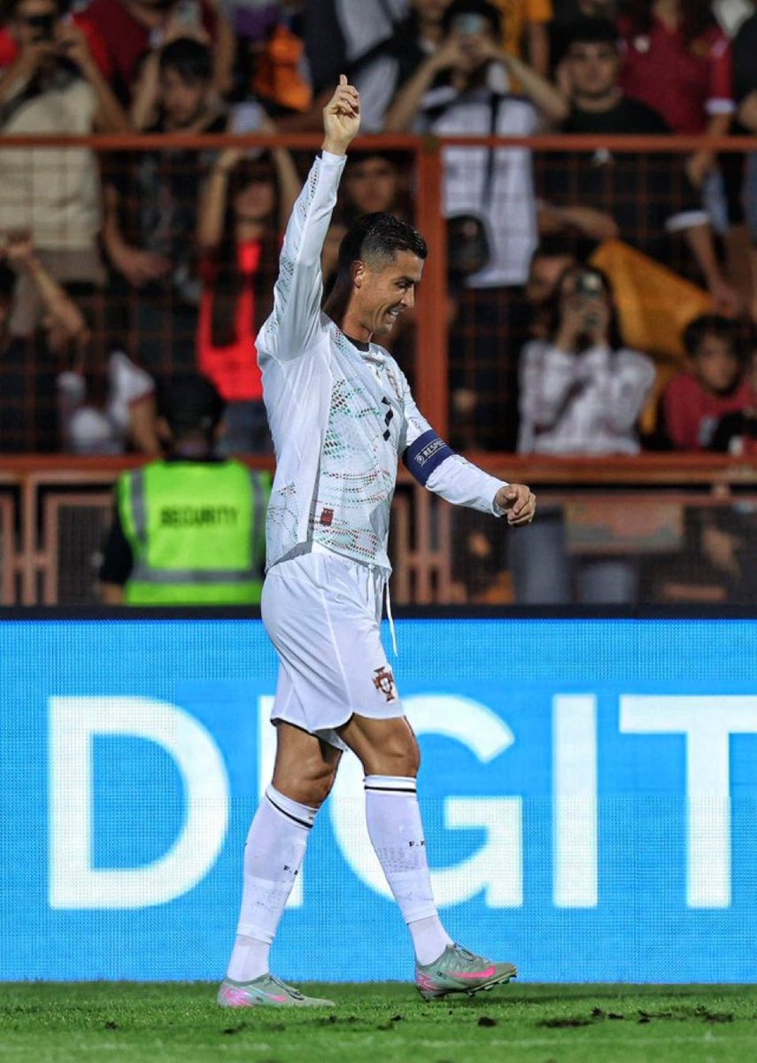 Os comentários são miseráveis. Vocês são doentios, nojentos do crl. O que o Ronaldo fez depois do festejo vocês já não viram.