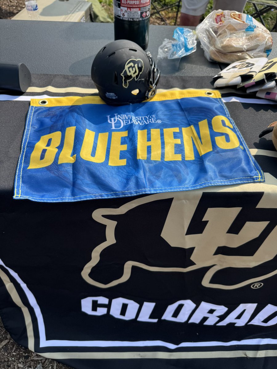 Blue Hens 🔵🟡🔒 in Boulder. Seeing lots of Blue early! <a href="/Delaware_FB/">Delaware Football</a>