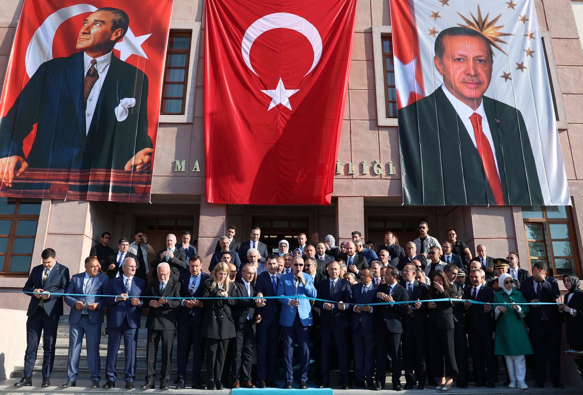 tcbestepe_fr's tweet photo. Le Président Erdoğan participe à la cérémonie de remise des clés du 300 000e logement post-séisme à Malatya https://t.co/TLrgg1PnZO https://t.co/jPSlFX2xmT