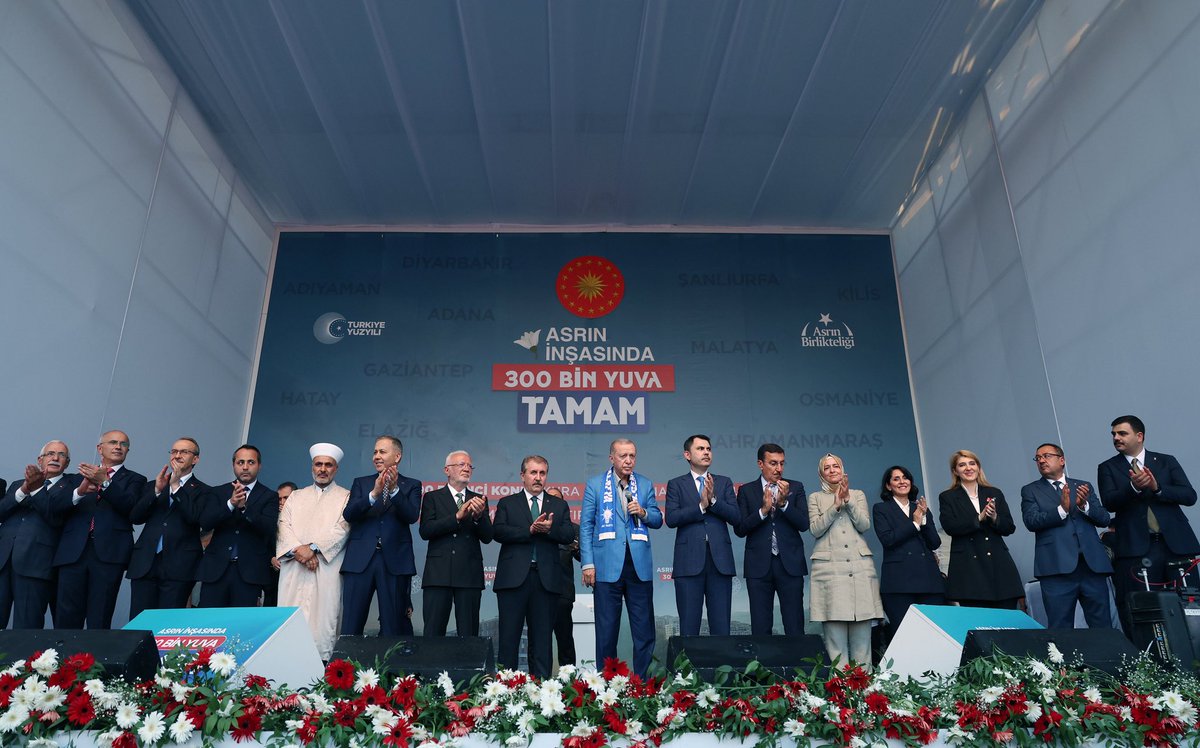 tcbestepe_fr's tweet photo. Le Président Erdoğan participe à la cérémonie de remise des clés du 300 000e logement post-séisme à Malatya https://t.co/TLrgg1PnZO https://t.co/jPSlFX2xmT