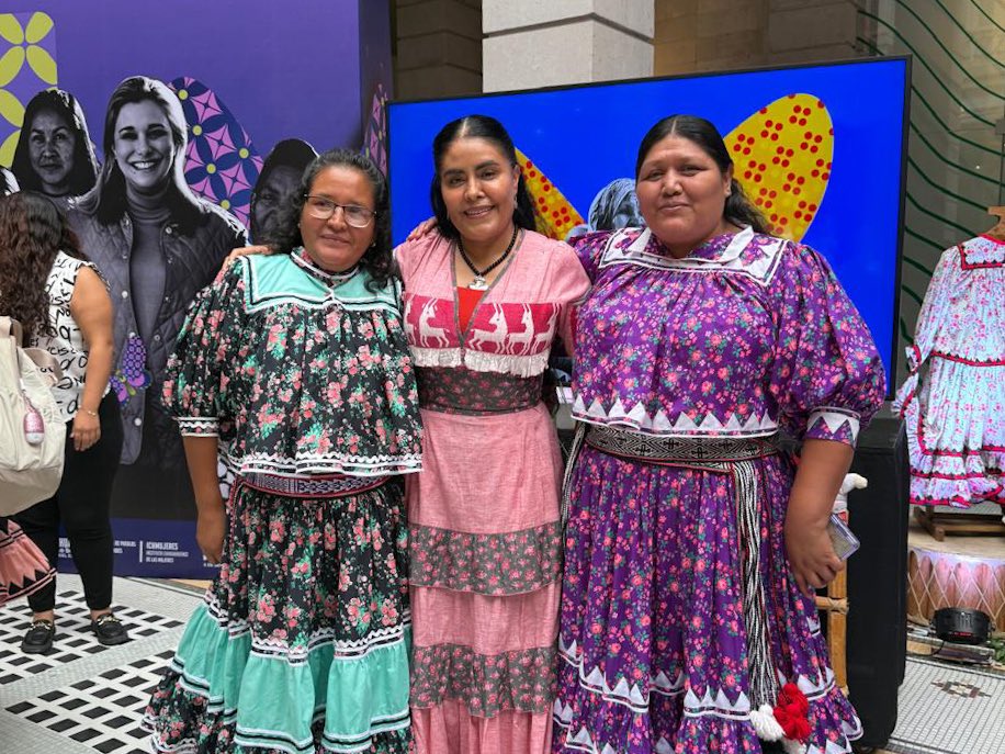 EufrosinaCruz's tweet image. Este día no es para discursos vacíos ni fotografías, sino para abrazar los sueños de mujeres y jóvenes que, desde sus comunidades, le arrebatan a la adversidad el derecho de escribir su historia. Aunque el mundo nos diga que por resistir y decidir “ya no somos indígenas”, esa es…