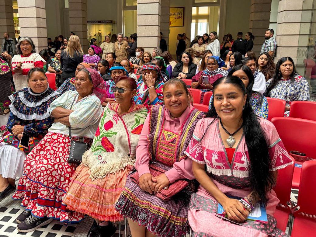 EufrosinaCruz's tweet image. Este día no es para discursos vacíos ni fotografías, sino para abrazar los sueños de mujeres y jóvenes que, desde sus comunidades, le arrebatan a la adversidad el derecho de escribir su historia. Aunque el mundo nos diga que por resistir y decidir “ya no somos indígenas”, esa es…