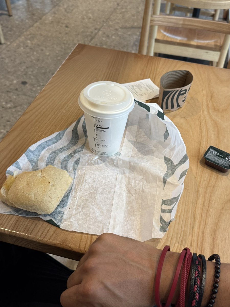 RobbieMarcin's tweet photo. Porque siempre les falta cortesía a los de @Starbucks  tienes que comer en su lugar con las envolturas en lugar de una vajilla , hice el experimento y realmente Es verdad #evitemoscafecorriente https://t.co/f4Iln0SVKu
