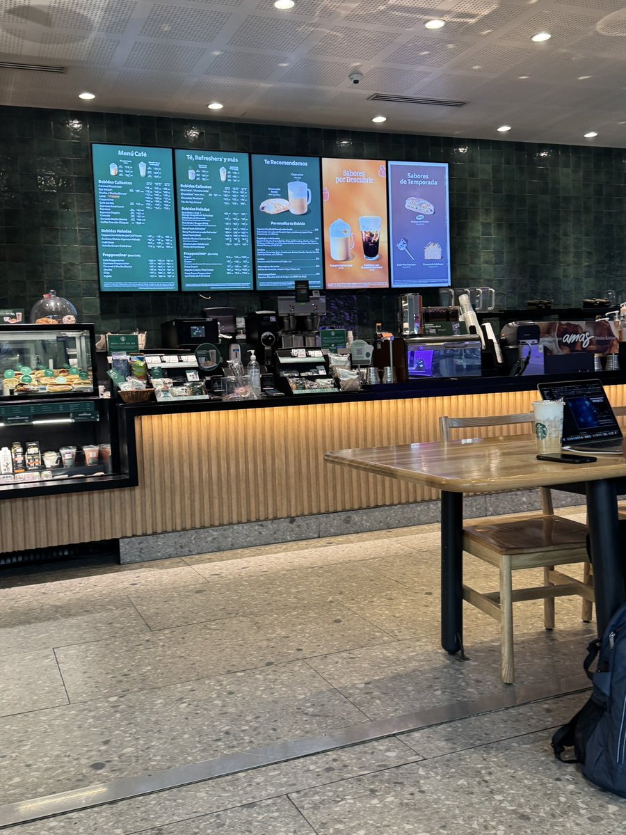RobbieMarcin's tweet photo. Porque siempre les falta cortesía a los de @Starbucks  tienes que comer en su lugar con las envolturas en lugar de una vajilla , hice el experimento y realmente Es verdad #evitemoscafecorriente https://t.co/f4Iln0SVKu