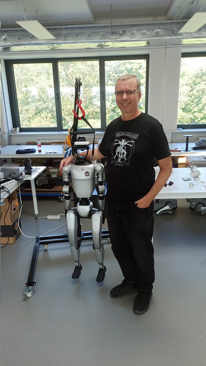 LabOctopus's tweet photo. @RoboDoupe bylo určitě super (grilovačka). Musel jen odejít brzy... Tak aspoň výkřik: #robot Servác (snad, nebo Bonifác?) a naše #octopusLab vozítka. https://t.co/fgsOUmz4er
