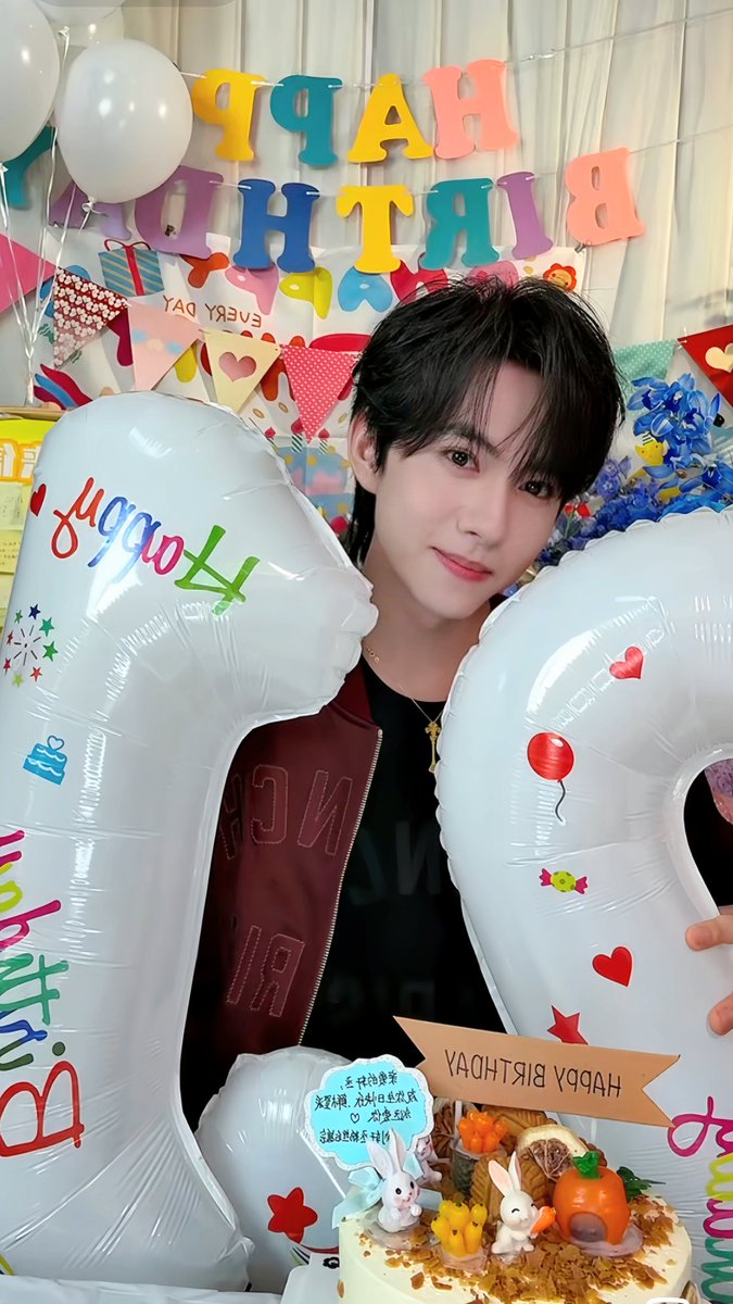 nothibernating's tweet photo. Liu Xuancheng's birthday live screenshot self-study, happy birthday, baby. https://t.co/iN86bUVUso