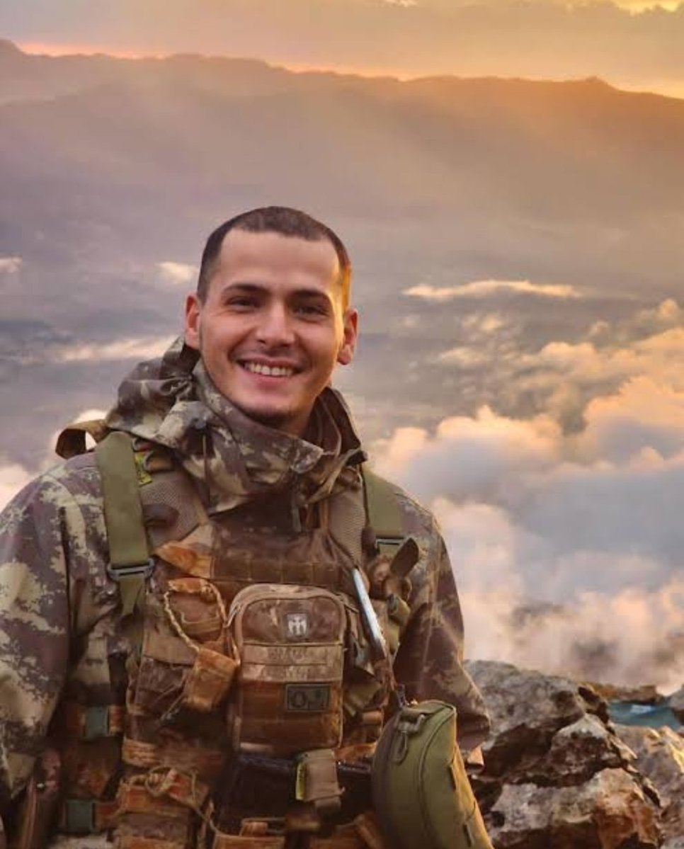 Ayana (@bozkurtyolcusu) on Twitter photo <a href="/gelinciklerimiz/">Gelincik Çiçeklerimiz</a> Şehit Teğmen Eril Alperen Emir. Kuzey Irak'ın o lanet dağlarında Şehit oldu. Gencecikti. Bize Şehitlerin içimizden olduklarını hatırlatan Şehidimiz. Gülüşü yüreğinizi ısıtır. Ayrıca o ünlü sözlerin sahibi :
Yağmur ıslanmayana
Aşk yaşamayana
Savaş savaşmayana güzel... <a href="/gelinciklerimiz/">Gelincik Çiçeklerimiz</a> Şehit Teğmen Eril Alperen Emir. Kuzey Irak'ın o lanet dağlarında Şehit oldu. Gencecikti. Bize Şehitlerin içimizden olduklarını hatırlatan Şehidimiz. Gülüşü yüreğinizi ısıtır. Ayrıca o ünlü sözlerin sahibi :
Yağmur ıslanmayana
Aşk yaşamayana
Savaş savaşmayana güzel...