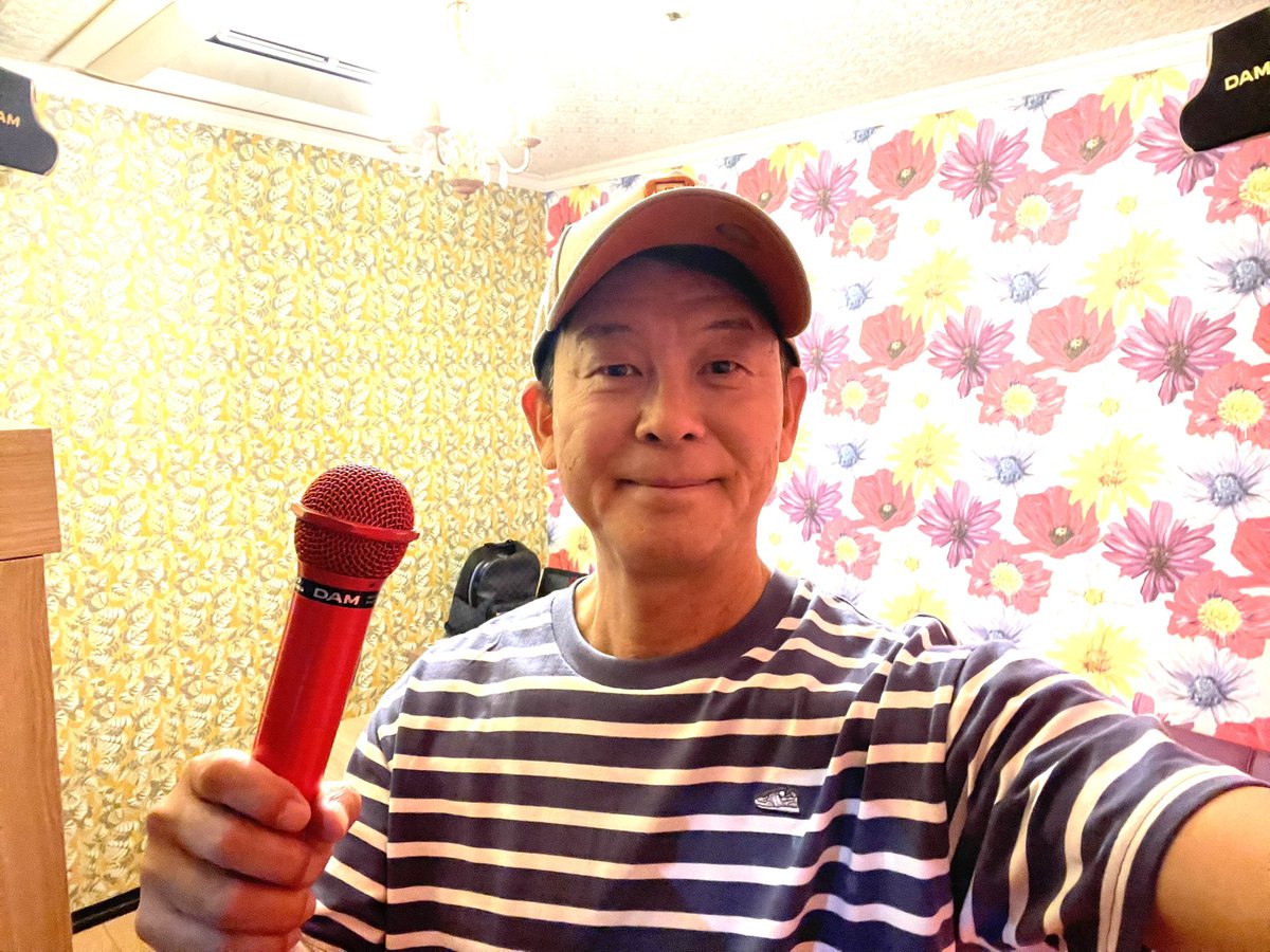 【再び！】写真だけを見ると「場末のラブホテル」みたいに見えるが…先週に引き続き「カラオケボックス」で大事な話を！実は9月に入ってから、これまでの「行動」や「思考」のパターンを変えてみようと画策。ちょびっと「自己改革」を目指してます。今のところ新鮮。さぁ…結果はどうなる？
