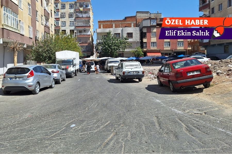 Şeyh Şamil Mahallesi'nde konuştuğumuz 7. sınıf öğrencisi çocuk simit yiyebilmek için okulda simit sattığını anlatıyor. 
📌Şiddet gördükleri halde yoksulluktan boşanamayan kadınlar bir de depremin yarattığı sıkıntılarla boğuşuyor. 

ekmekvegul.net/category/diyar…