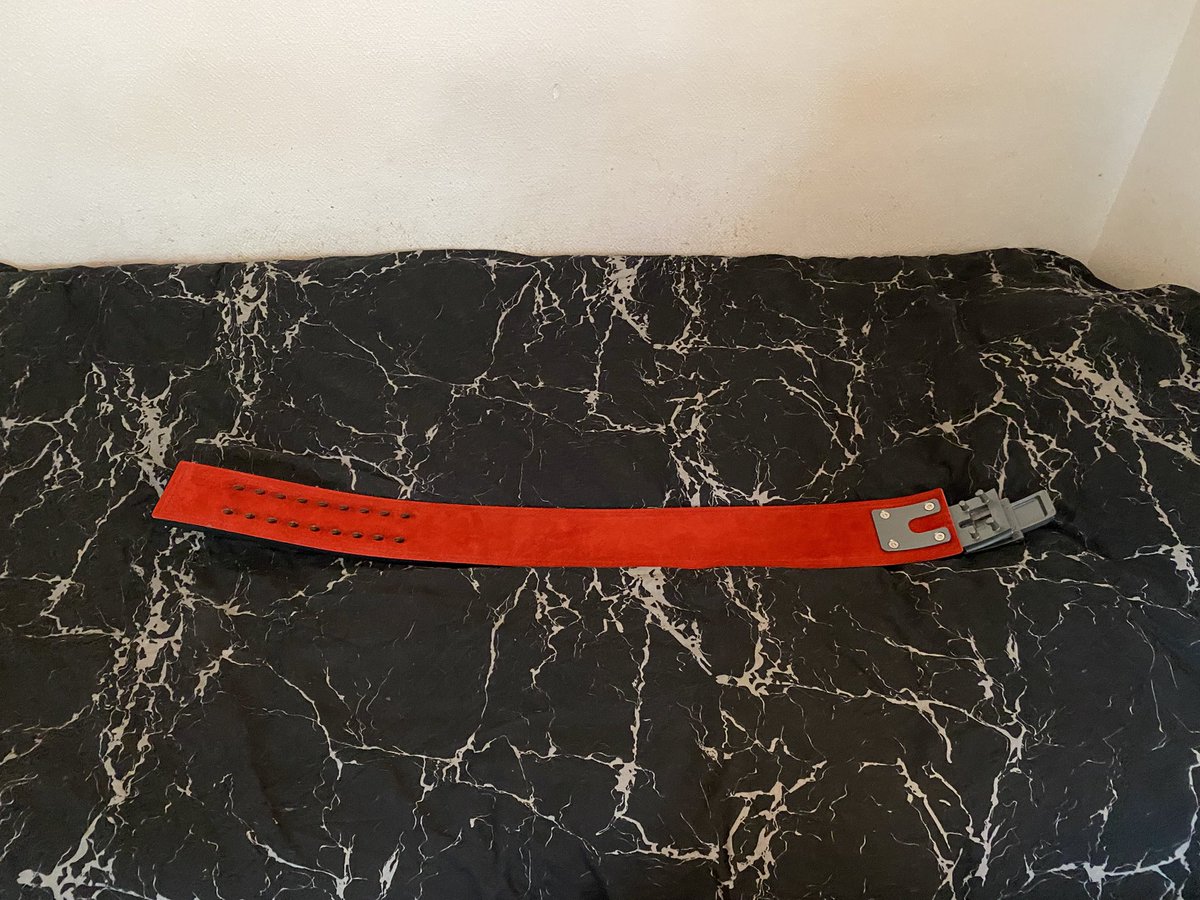 Depuis des années, je la voulais, mais j’hésitais.
J’ai enfin décidé de sauter le pas.
J’ai reçu ma ceinture de force SBD : c’est littéralement ce qu’il se fait de mieux sur le marché, en termes de design, de qualité et de matériaux (cuir premium et daim).
Si je l’ai achetée,