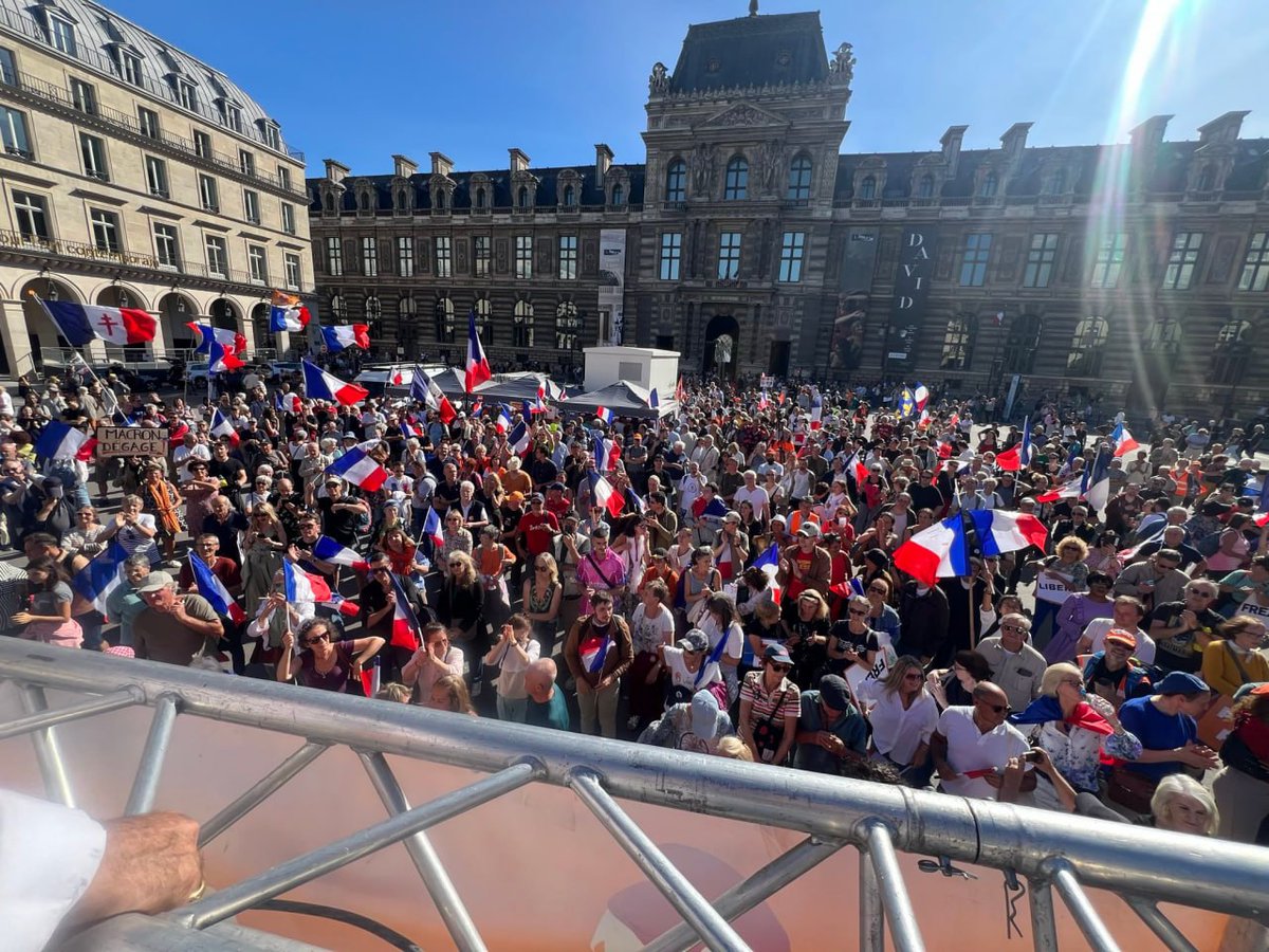 MidnightVision5's tweet image. 🇫🇷 Massive crowds in #Paris right now demanding #MacronOut and #Frexit!

The message is loud and clear: "Macron, Ursula, out! Now!"

#Macrom #MacronDestitution
#MacronDémission #France #MacronDEGAGE #UrsulaVonDerLeyen #MacronLaHonte #MacronLeFleau
#EU #EuropeanUnion