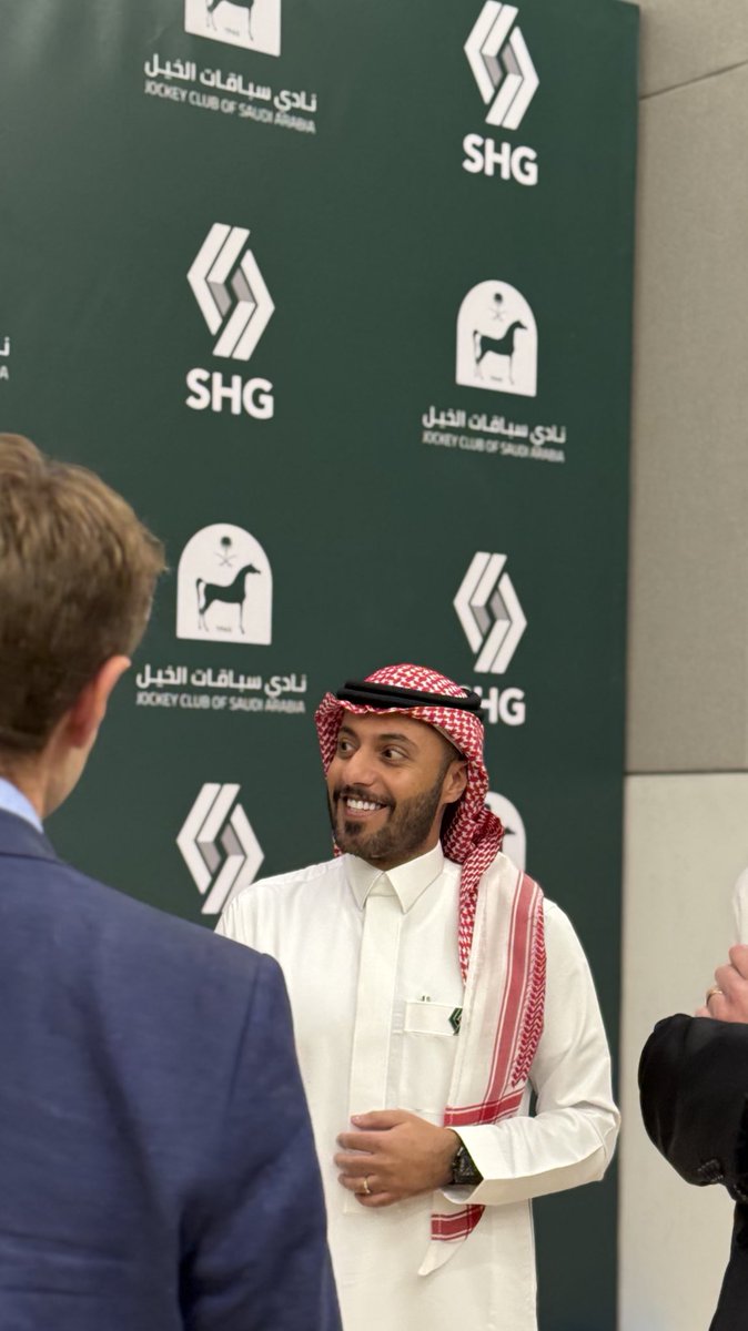 SHG_KSA's tweet photo. صرّح سعادة الرئيس التنفيذي لمجموعة SHG الأستاذ محمد القرافي بمناسبة توقيع عقد الشراكة البلاتينية مع نادي سباقات الخيل قائلًا: إن رعايتنا البلاتينية لنادي سباقات الخيل السعودي تمثل امتدادًا لرؤيتنا للاستثمار في القطاعات الحيوية والتي تعزز مكانة المملكة العالمية. 
نحن نؤمن بأن الرياضة بتنوع مجالاتها، تجسد الهوية الوطنية وتفتح آفاقًا واسعة للنمو الإقتصادي والتنموي.
