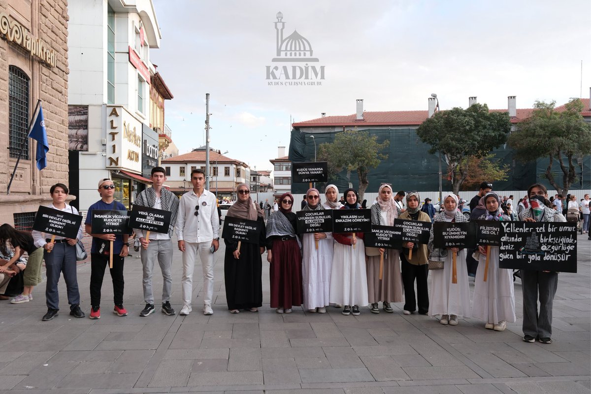 “Hem karada hem denizde...
Sumud için buluşuyoruz, Sumud için haykırıyoruz.
