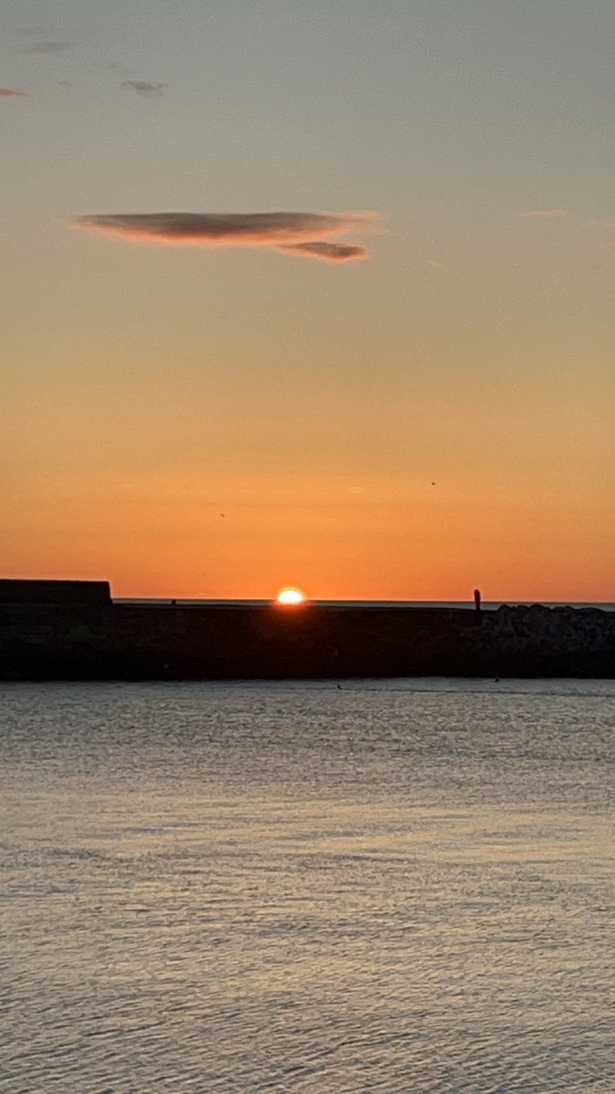 shellbell74s's tweet image. A day ago I was watching the sunrise and now I’m back making cakes 😩
#whitby #secondhome #sunrise