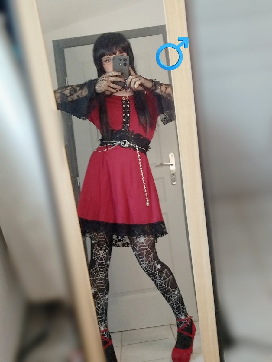 Humi_Femboy's tweet image. Boys make the best goth girls 🖤♂️