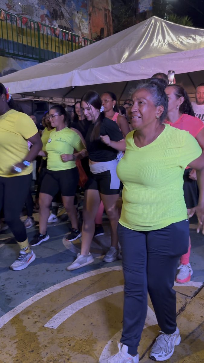 ✨ ¡G R A C I A S ! 💜
Más de 400 personas, desafiando la lluvia, se unieron a nosotros para crear una noche mágica, llena de luz y color en Siloé 🌟💫 ¡Fue un espectáculo de energía y amor! Gracias #trepaton por ser parte de esta noche inolvidable (1/2)