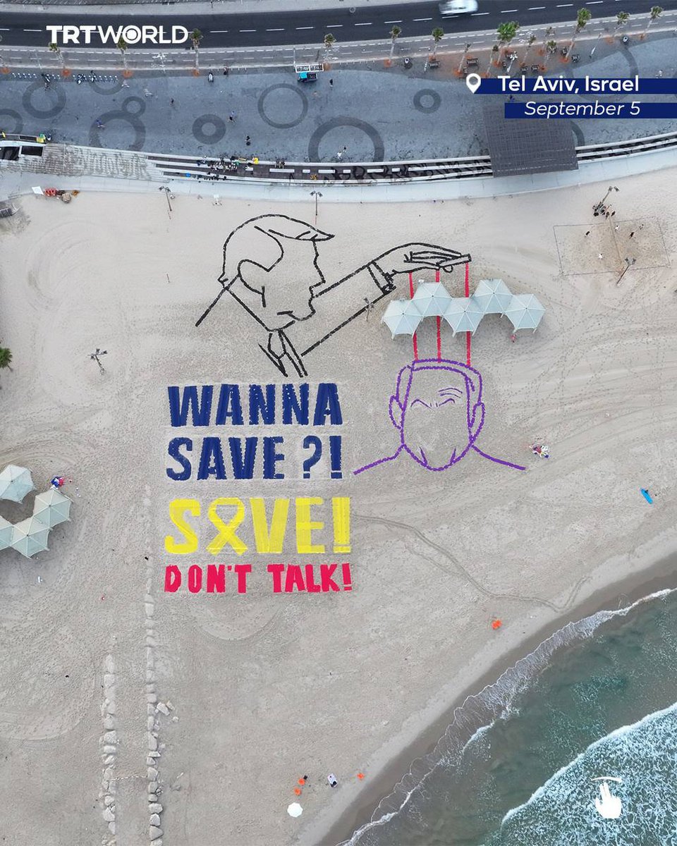 בציור שצויר על ידי פעילים ישראליים בחוף תל אביב, דונלד טראמפ מוצג בעודו שולט בבנימין נתניהו, ראש ממשלת ישראל, כמו בובה על חוט.