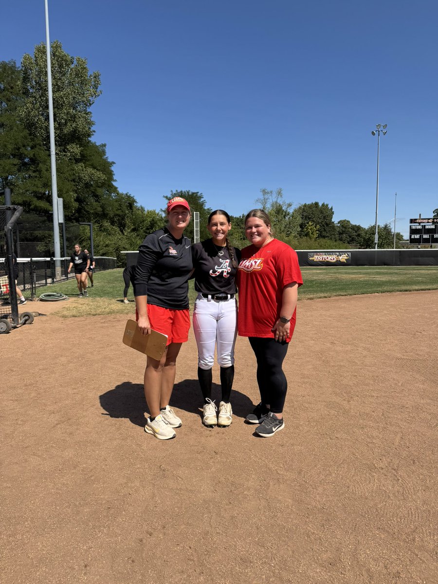 Thank you <a href="/chelseyUMSL/">@chelseymulligan</a> for the personal invite! I had an amazing time at the UMSL Softball! I really learned a lot more about catching skills. I really loved the energy and team. I can’t wait to be back to another camp!

<a href="/UMSLSoftball/">UMSL Softball</a> <a href="/AcesFPMidMO/">Aces Fastpitch (Mid-MO)</a> <a href="/shelbielea_18/">Shelbie Holt</a> <a href="/Linn_Athletics/">Linn Athletic Department</a>