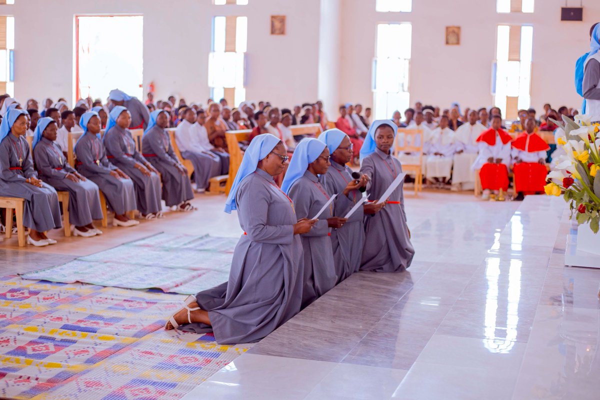 Kuri uyu wa 06/9/2025, Umuryango w'Abarangarukundo rwa Kristu wibarutse ababikira 3 bashya, 2 basezeranye burundu na 3 bahimbaje Yubile y'imyaka 25 bamaze basezeranye. Mu Misa, Myr Balthazar NTIVUGURUZWA  yabashimiye ubutumwa bakora bwo kwita ku barwayi, abasaza n'anyantege nke.