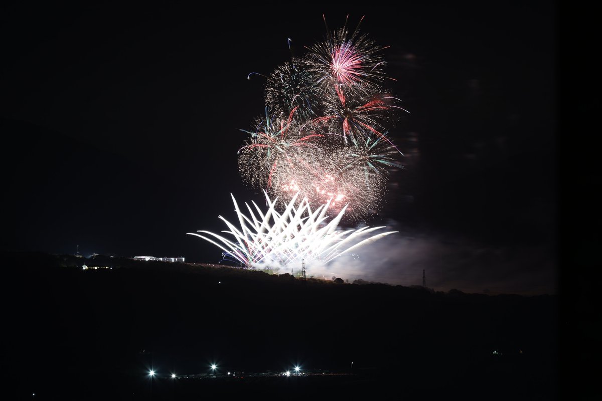#満天花火 

大分遠景だが花火が見えた．
自分が生まれる前のレンズでも十分きれいに映るのだな．
EOSR8+EF100-400 f4.5-5.6l is usm