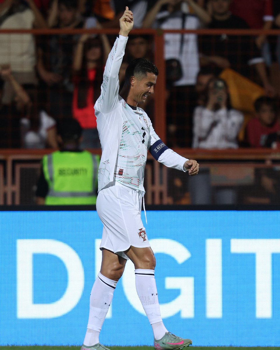 Abdulrahman ๐ . (@barq1__) on Twitter photo 222 caps ๐งข
140 goals โฝ๏ธ
Cristiano Ronaldo ๐๐ซ.
 #FIFAWorldCup
#CR7๐ต 
#ุฑููุงูุฏู 222 caps ๐งข
140 goals โฝ๏ธ
Cristiano Ronaldo ๐๐ซ.
 #FIFAWorldCup
#CR7๐ต 
#ุฑููุงูุฏู
