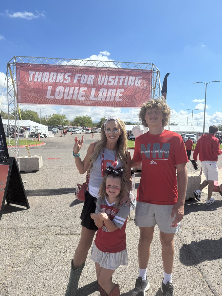 BeautyBabesBall's tweet image. GO LOBOS!🩶🏈❤️🐺🆙

#gameday #golobos #loboup #footballfamily #letsgo #coachswife #coachskids #footballfamily #everyonesalobo