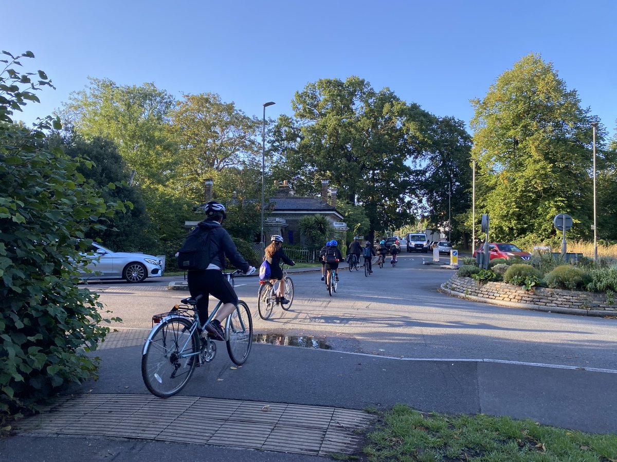 Hundreds of school children use the shared path in Tooting Common to walk and cycle to school - and then have to navigate this busy roundabout. Furzedown Healthy Streets have started a petition to make their school journey safer!  

🖊️Sign by 15 Sept: docs.google.com/forms/d/e/1FAI…