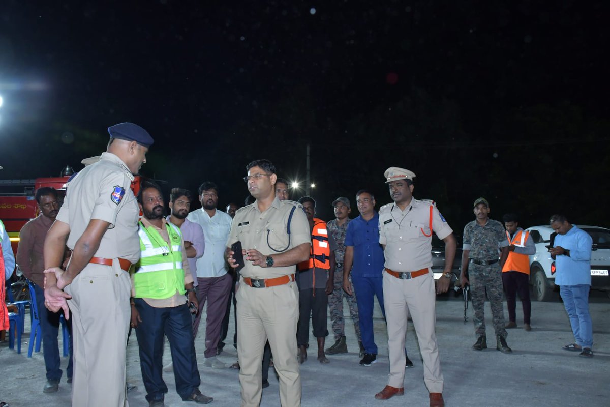 spsangareddy's tweet image. ✅ #Sangareddy District
• Ganesh Shobha Yatra continues peacefully across the district 🎉
• District SP Shri Paritosh Pankaj, IPS personally monitoring bandobast in Sangareddy, Sadashivapet &amp;amp; Patancheru towns 👮‍♂️
• Officials instructed staff to stay alert at immersion lakes 🪔