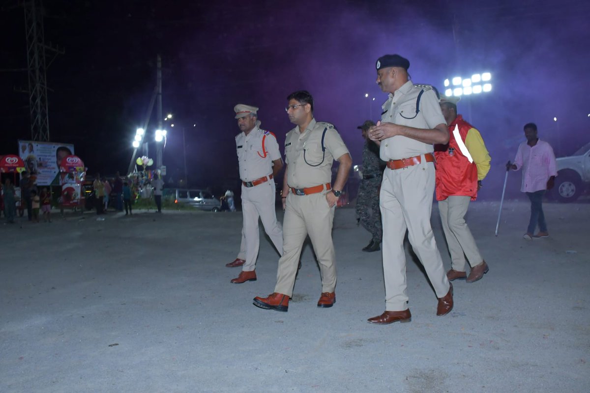 spsangareddy's tweet image. ✅ #Sangareddy District
• Ganesh Shobha Yatra continues peacefully across the district 🎉
• District SP Shri Paritosh Pankaj, IPS personally monitoring bandobast in Sangareddy, Sadashivapet &amp;amp; Patancheru towns 👮‍♂️
• Officials instructed staff to stay alert at immersion lakes 🪔