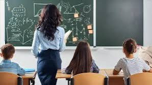 Eğitimde kölelik düzeni!

• Ücretli öğretmenlik; aynı işi yapıp, çoğu zaman asgari ücretin altında maaş alıyor.
• Remi tatillerde, raporlu durumlarda ücreti kesiliyor.
• Sigortaları eksik yatırılıyor.
• Kadro yok, gelecek yok, güvence yok.
• Emeğin adı var, hakkı yok!