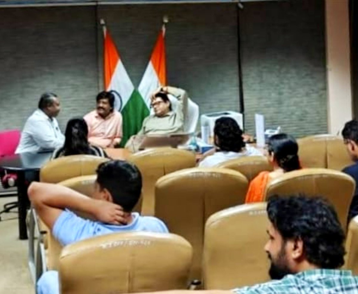 2/4/2018 को दिल्ली के Ex.CM <a href="/ArvindKejriwal/">Arvind Kejriwal</a> जी द्वारा विधान सभा में 2017 तक के S.K. को पक्का करने का प्रस्ताव पास किया था, उस प्रस्ताव को LOP भाई <a href="/AnkushNarang_/">Ankush Narang</a> जी को ज्ञात करवाया, भाई ने इस बार सदन में इस प्रस्ताव की आवाज उठाने का आश्वासन दिया |💐🙏 <a href="/ipathak25/">Durgesh Pathak</a>