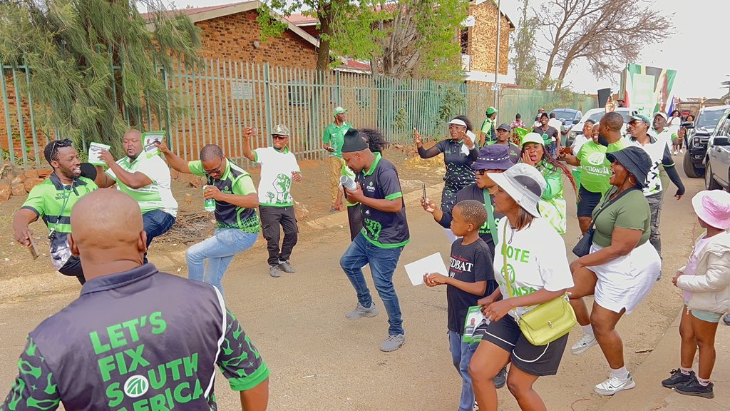 NespyThemba's tweet photo. We are ready to takeover ward130 and bring services to the community @Action4SA  puts the community First. @HermanMashaba joined the debate of candidates and door to door today for @COJactionsaREC last push campaign https://t.co/u4tEt7LwCH
