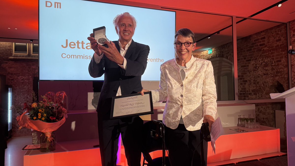 In #drentsmuseum #assen heeft pensionado #harrytupan zojuist de erepenning van de <a href="/ProvDrenthe/">Provincie Drenthe</a> gekregen uit handen van <a href="/CdkDrenthe/">CvdK Jetta Klijnsma</a>