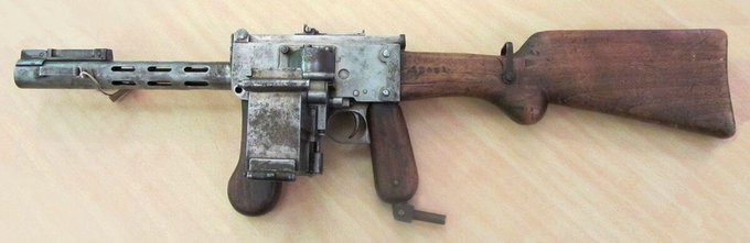 Доброго вечера, Твиттер!

И ещё раз хочу вам напомнить как выглядел автомат комсомольца-самородка Миши Калашникова, ровно до того дня, когда к ним в КБ не конвоировали пленного Хьюго Шмайсера...

Фото единственной рабочей модели из запасника музея ИЖмаша. 2025 год.